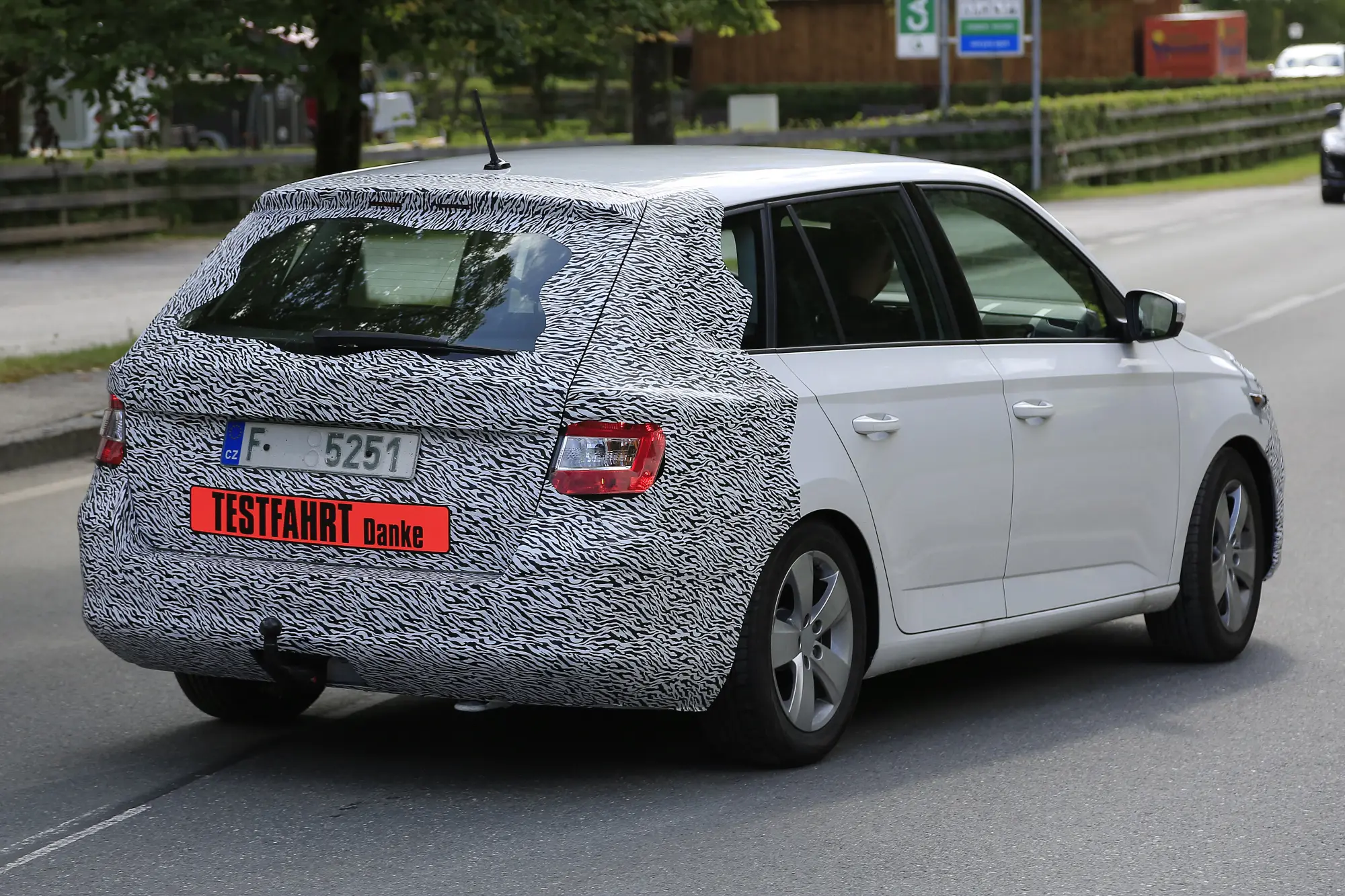 Skoda Fabia restyling foto spia 31 agosto 2016 - 7