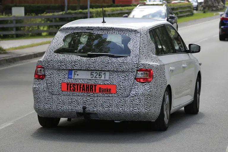 Skoda Fabia restyling foto spia 31 agosto 2016 - 8