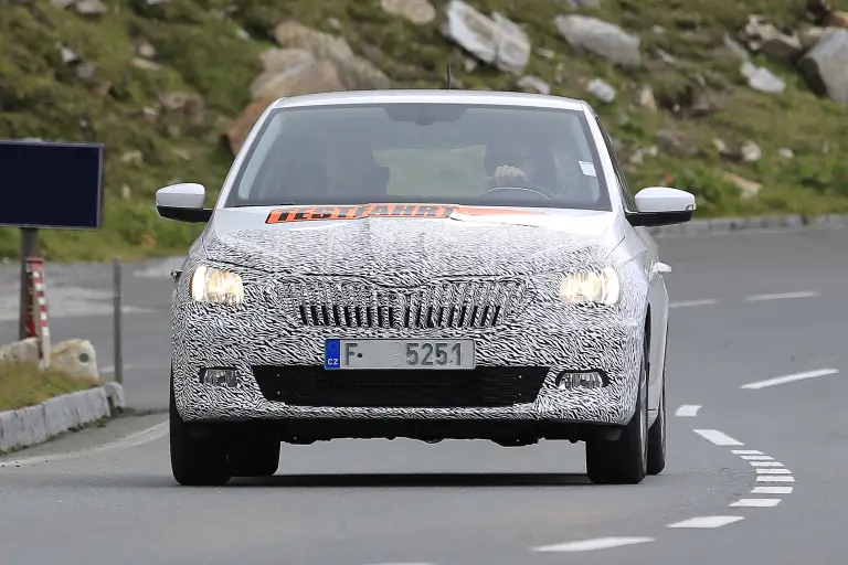 Skoda Fabia restyling foto spia 31 agosto 2016 - 9