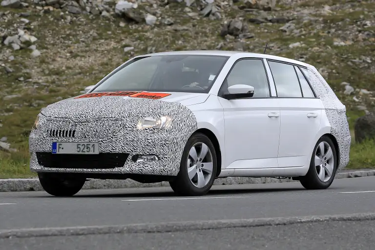 Skoda Fabia restyling foto spia 31 agosto 2016 - 12