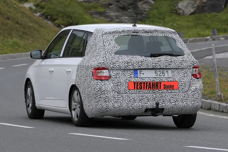 Skoda Fabia restyling foto spia 31 agosto 2016 - 16