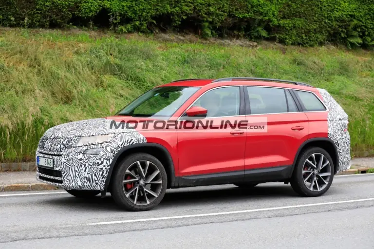 Skoda Kodiaq RS facelift - Foto spia 16-6-2020 - 12