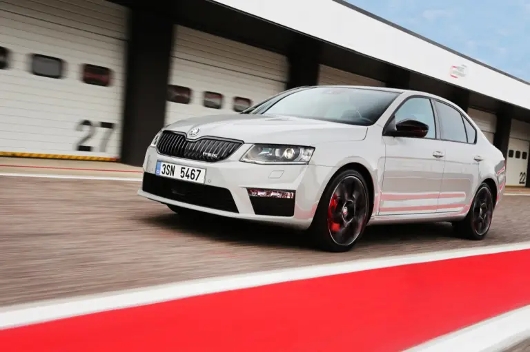 Skoda Octavia RS 230 - foto del modello - 3