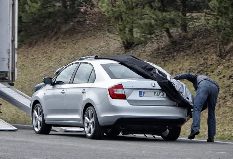 Skoda Rapid foto senza veli - 3