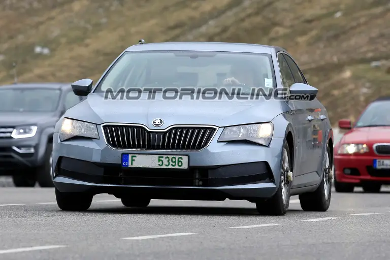 Skoda Superb foto spia 30 maggio 2018 - 1