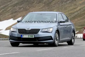 Skoda Superb foto spia 30 maggio 2018