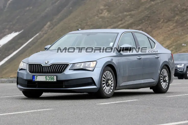 Skoda Superb foto spia 30 maggio 2018 - 3