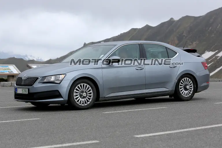 Skoda Superb foto spia 30 maggio 2018 - 5