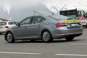 Skoda Superb foto spia 30 maggio 2018 - 7