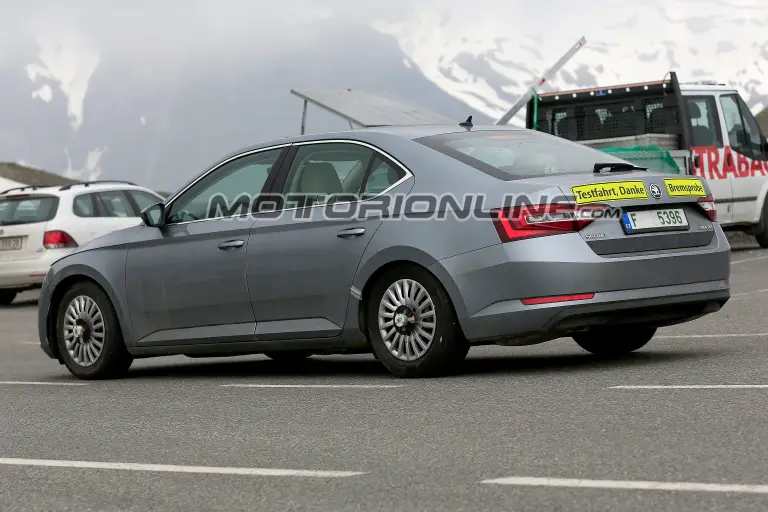 Skoda Superb foto spia 30 maggio 2018 - 7