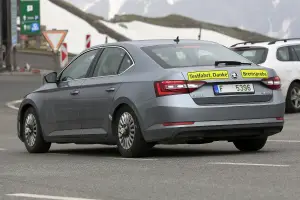 Skoda Superb foto spia 30 maggio 2018 - 8