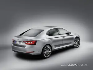 Skoda Superb - prime foto ufficiali sul web  - 9