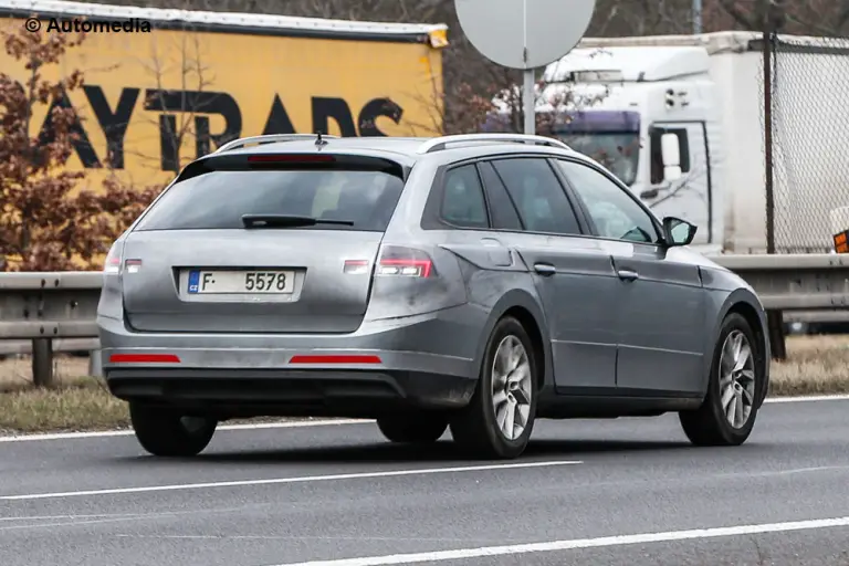 Skoda Superb Wagon 2015 - Foto spia 20-03-2015 - 2