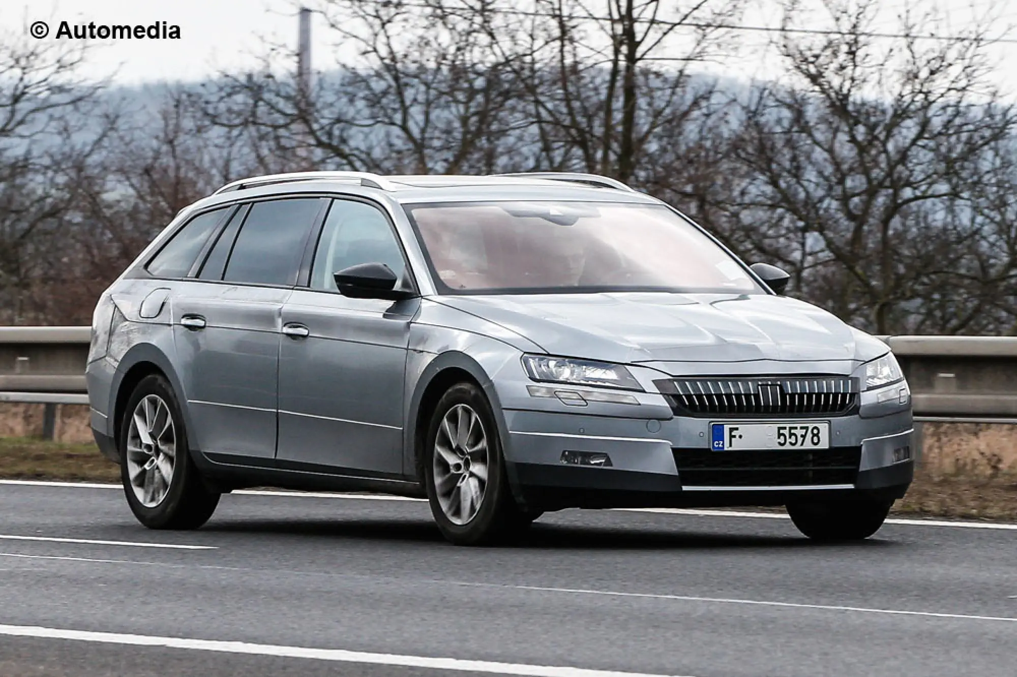 Skoda Superb Wagon 2015 - Foto spia 20-03-2015 - 3