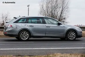 Skoda Superb Wagon 2015 - Foto spia 20-03-2015 - 7