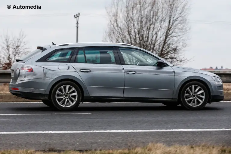 Skoda Superb Wagon 2015 - Foto spia 20-03-2015 - 7