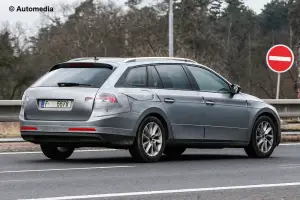 Skoda Superb Wagon 2015 - Foto spia 20-03-2015 - 9