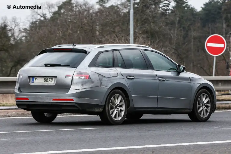 Skoda Superb Wagon 2015 - Foto spia 20-03-2015 - 9