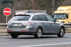 Skoda Superb Wagon 2015 - Foto spia 20-03-2015