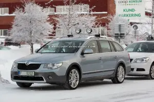 Skoda Superb Wagon Scout foto spia febbraio 2012