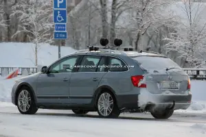 Skoda Superb Wagon Scout foto spia febbraio 2012 - 3