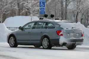 Skoda Superb Wagon Scout foto spia febbraio 2012 - 4