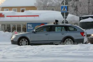 Skoda Superb Wagon Scout foto spia febbraio 2012