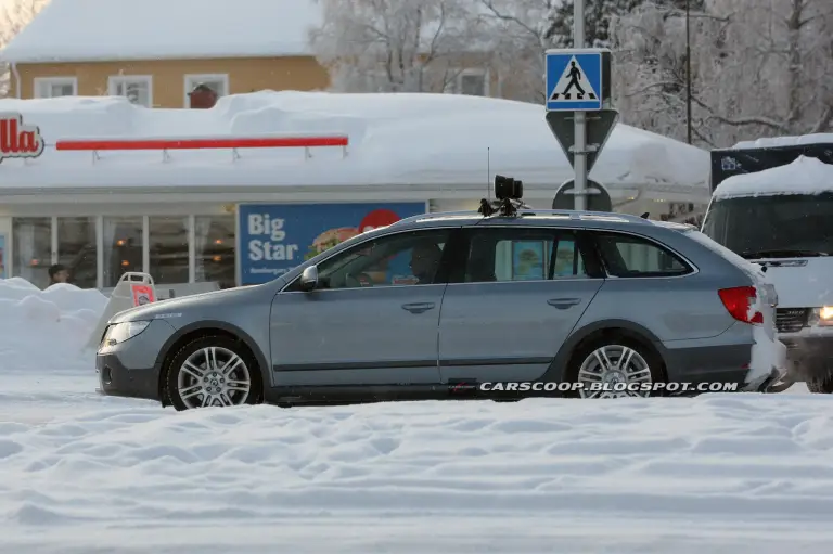 Skoda Superb Wagon Scout foto spia febbraio 2012 - 6