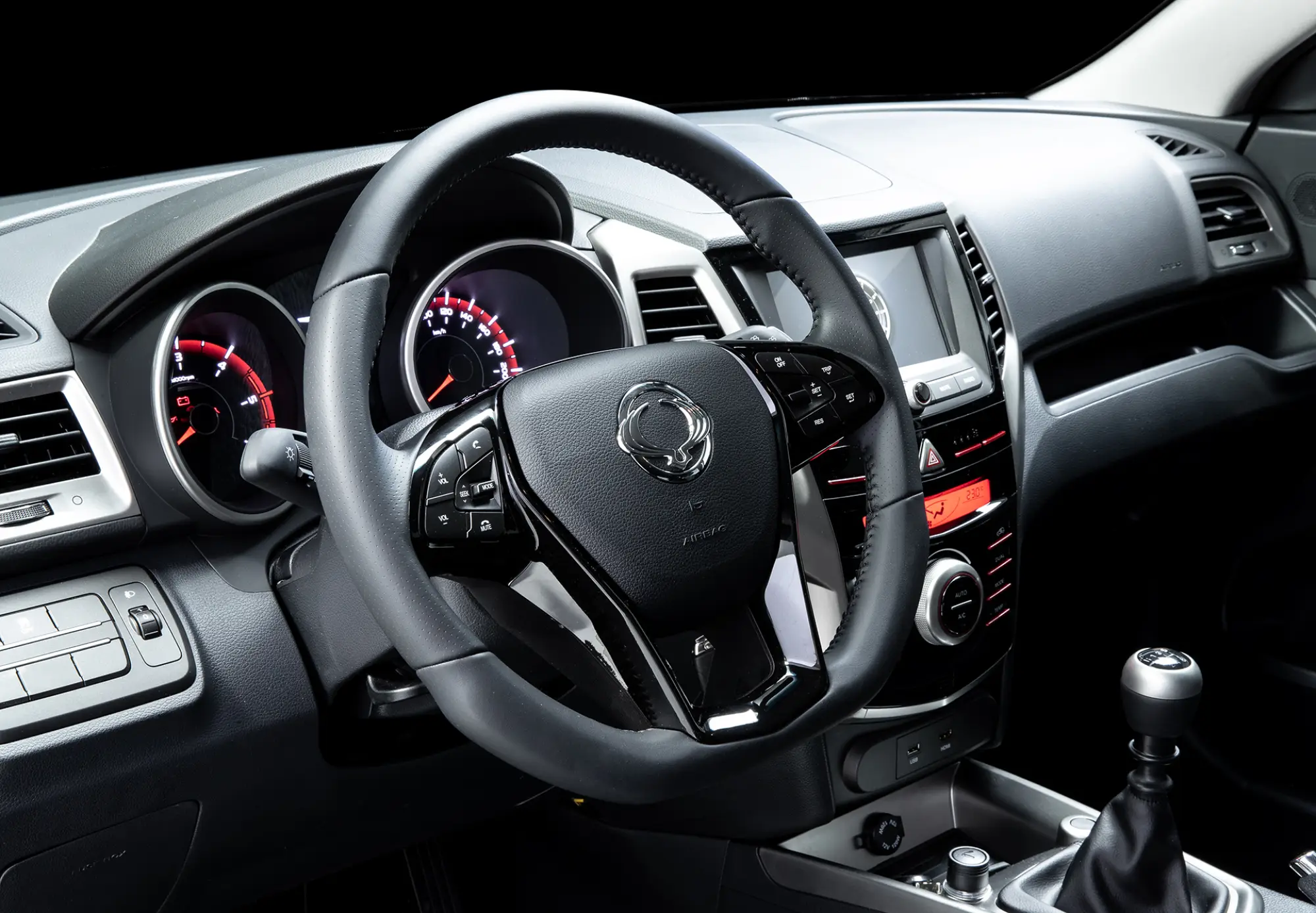SsangYong Tivoli Black Edition - 11