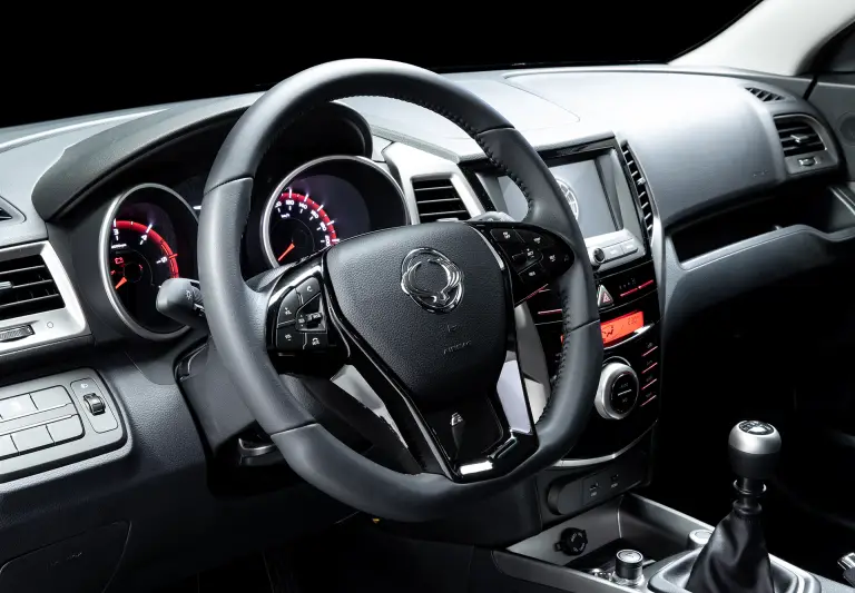 SsangYong Tivoli Black Edition - 11