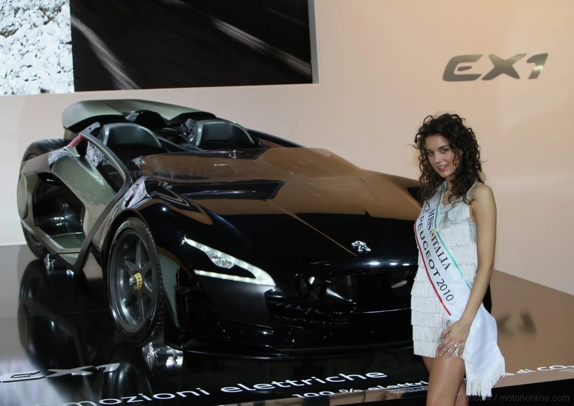 Stand girl Motorshow Bologna 2010 - 125