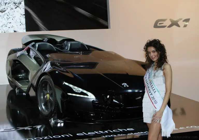 Stand girl Motorshow Bologna 2010 - 125