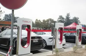 Supercharger Tesla Dorno