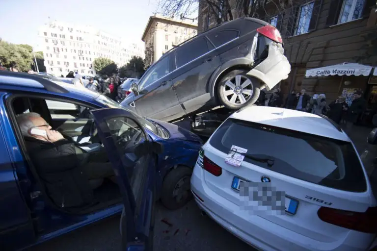SUV in retromarcia su auto parcheggiate - 1