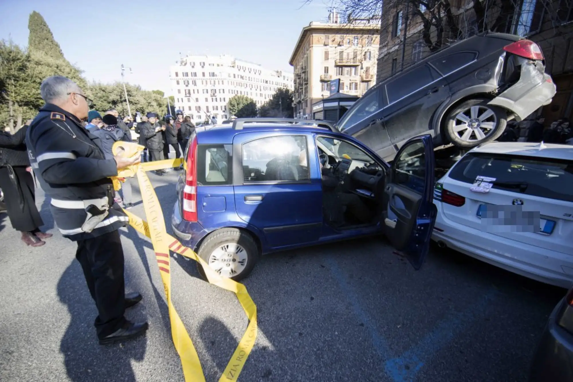 SUV in retromarcia su auto parcheggiate - 2