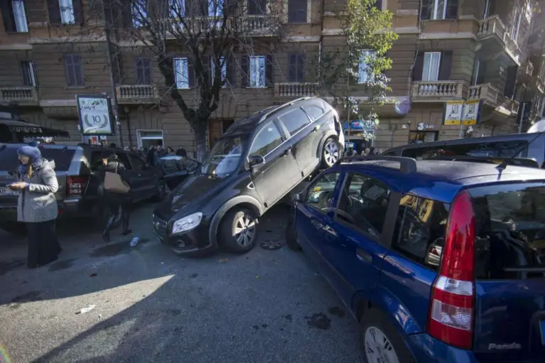 SUV in retromarcia su auto parcheggiate - 3