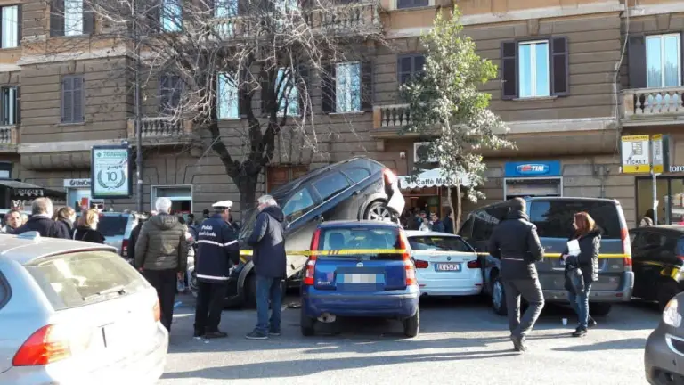 SUV in retromarcia su auto parcheggiate - 4