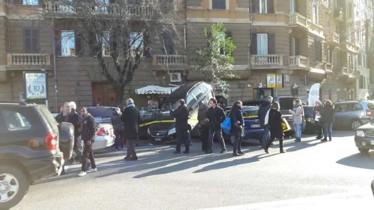 SUV in retromarcia su auto parcheggiate - 5