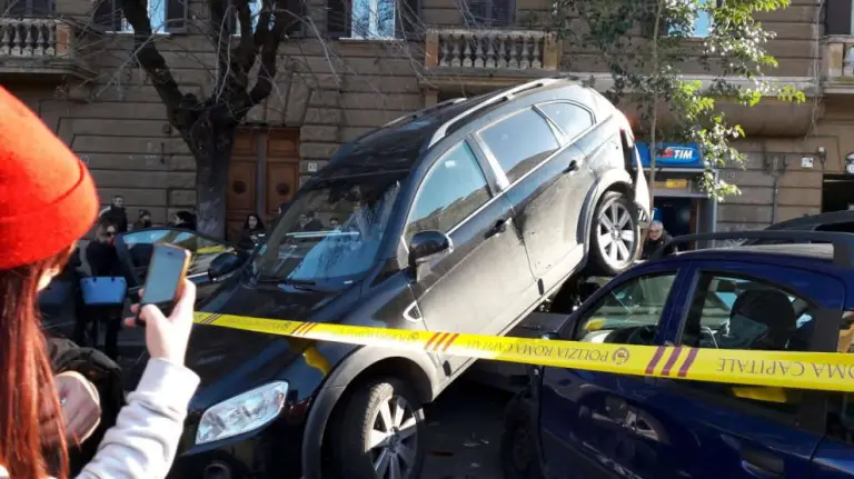 SUV in retromarcia su auto parcheggiate - 6