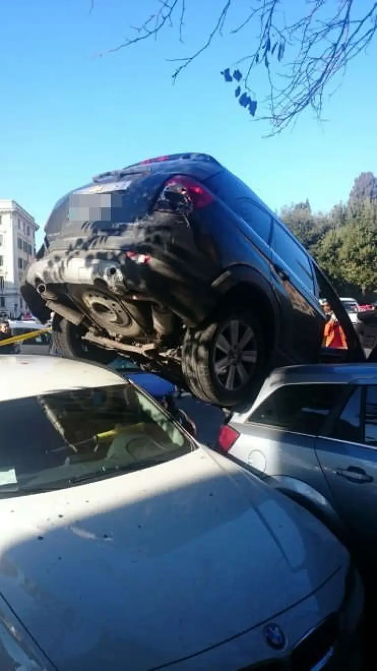 SUV in retromarcia su auto parcheggiate - 7