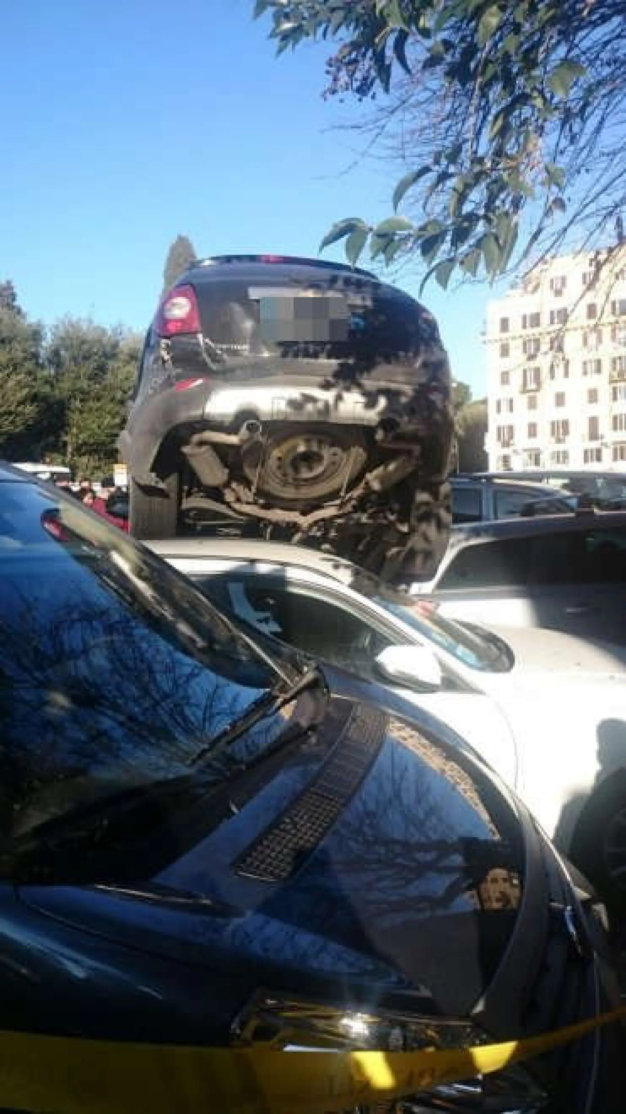 SUV in retromarcia su auto parcheggiate - 8