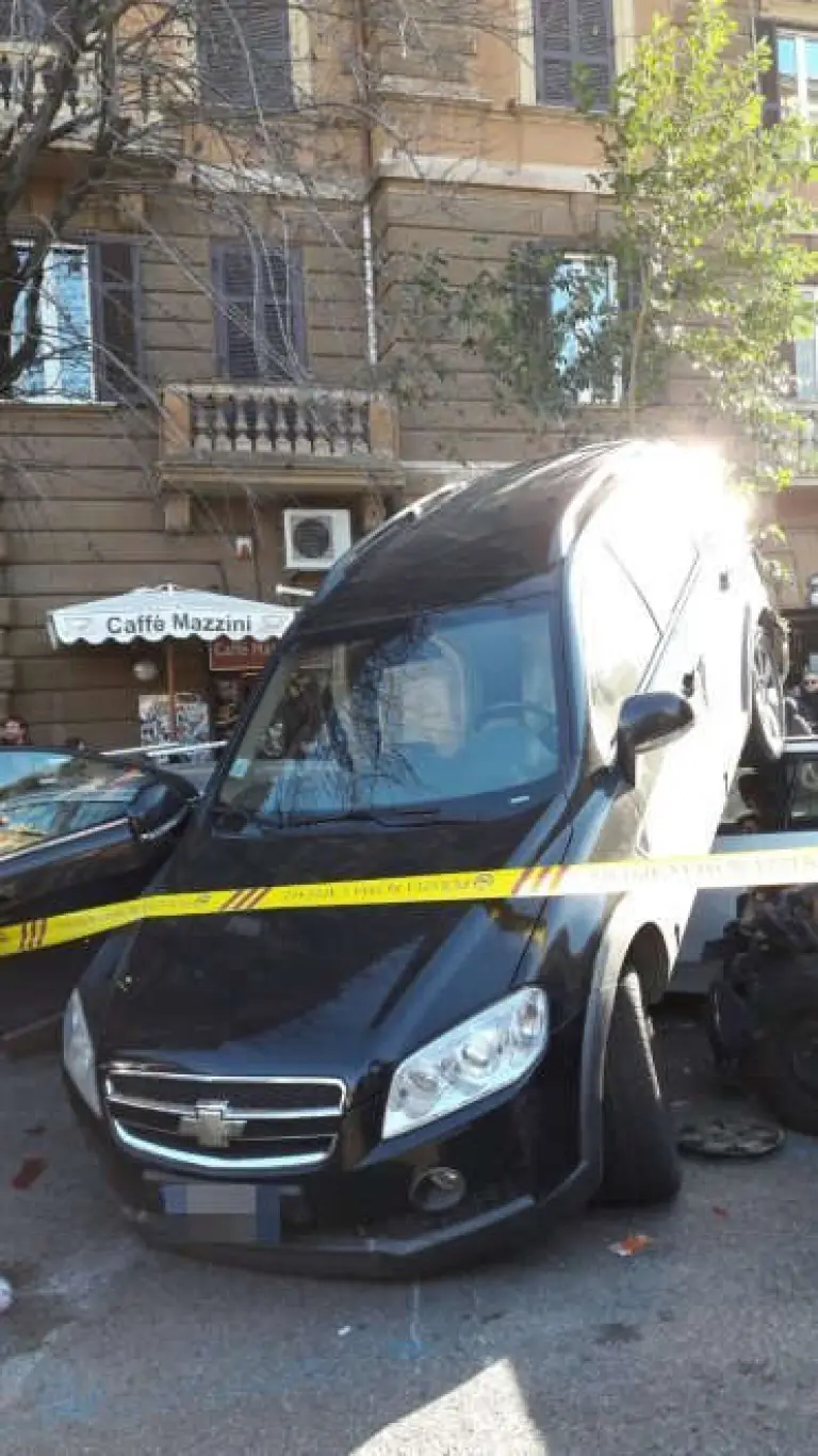 SUV in retromarcia su auto parcheggiate - 9