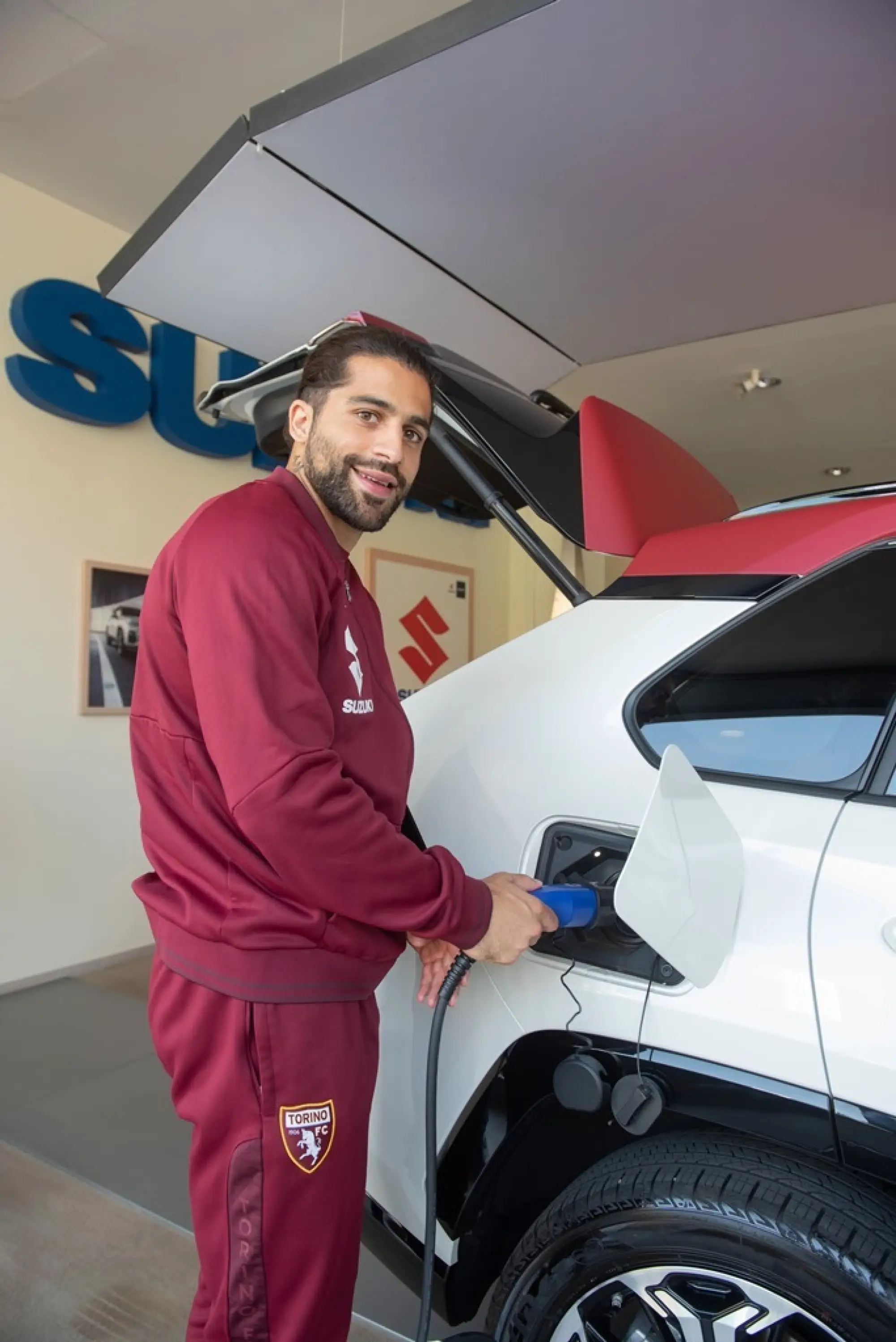 Suzuki Across Plug-in Toro Edition  - 4