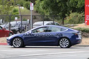 Tesla Model 3 foto spia 7 Aprile 2017