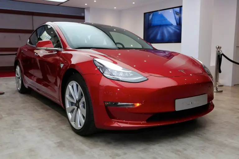 Tesla Model 3 - Salone di Parigi 2018 - 6
