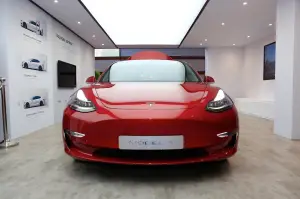 Tesla Model 3 - Salone di Parigi 2018 - 8