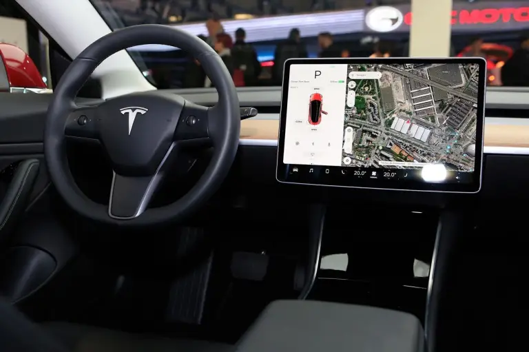 Tesla Model 3 - Salone di Parigi 2018 - 17