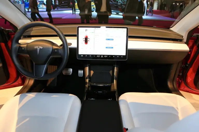 Tesla Model 3 - Salone di Parigi 2018 - 29