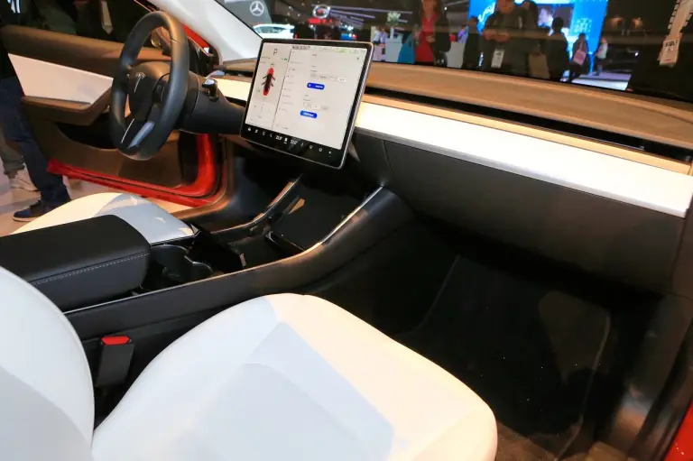 Tesla Model 3 - Salone di Parigi 2018 - 30