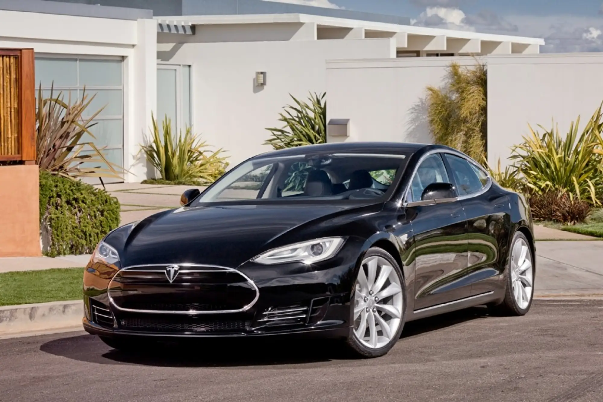 Tesla Model S berlina elettrica - 1